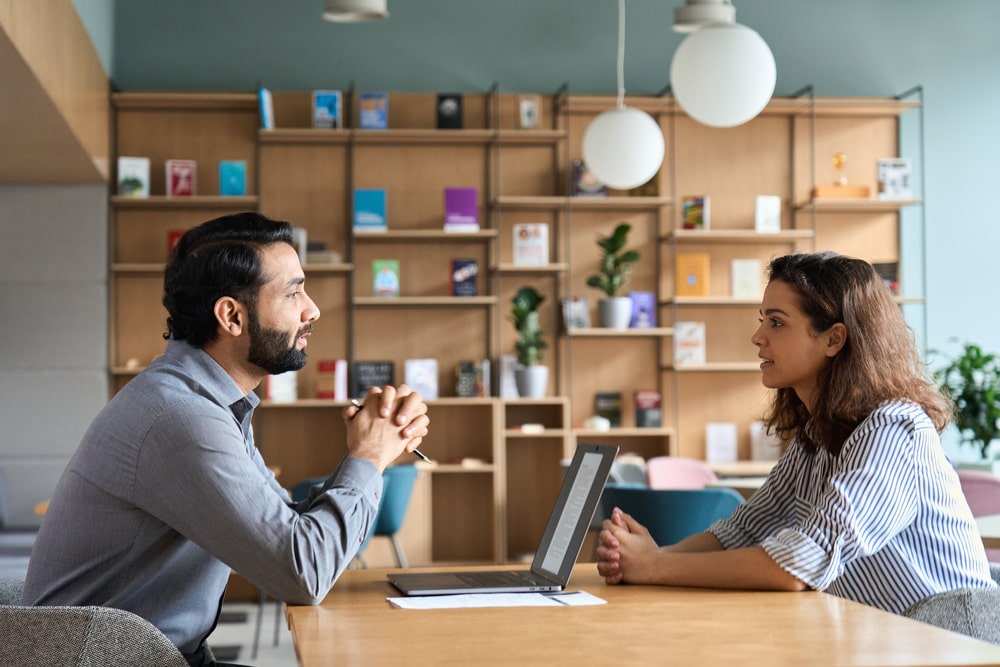 como devo me comportar numa entrevista de emprego