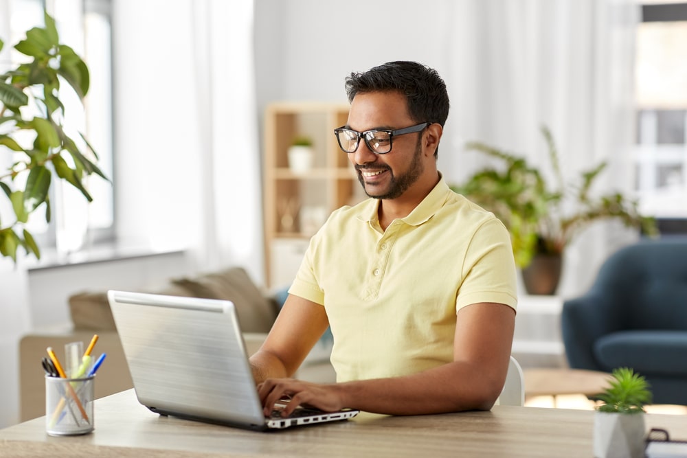 homem com notebook para ilustrar texto sobre pós-graduação EAD