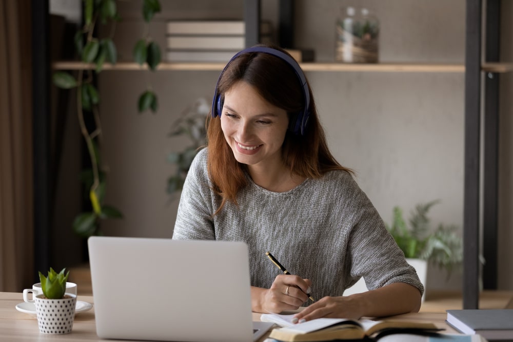 mulher estudando online para ilustrar texto sobre pós-graduação