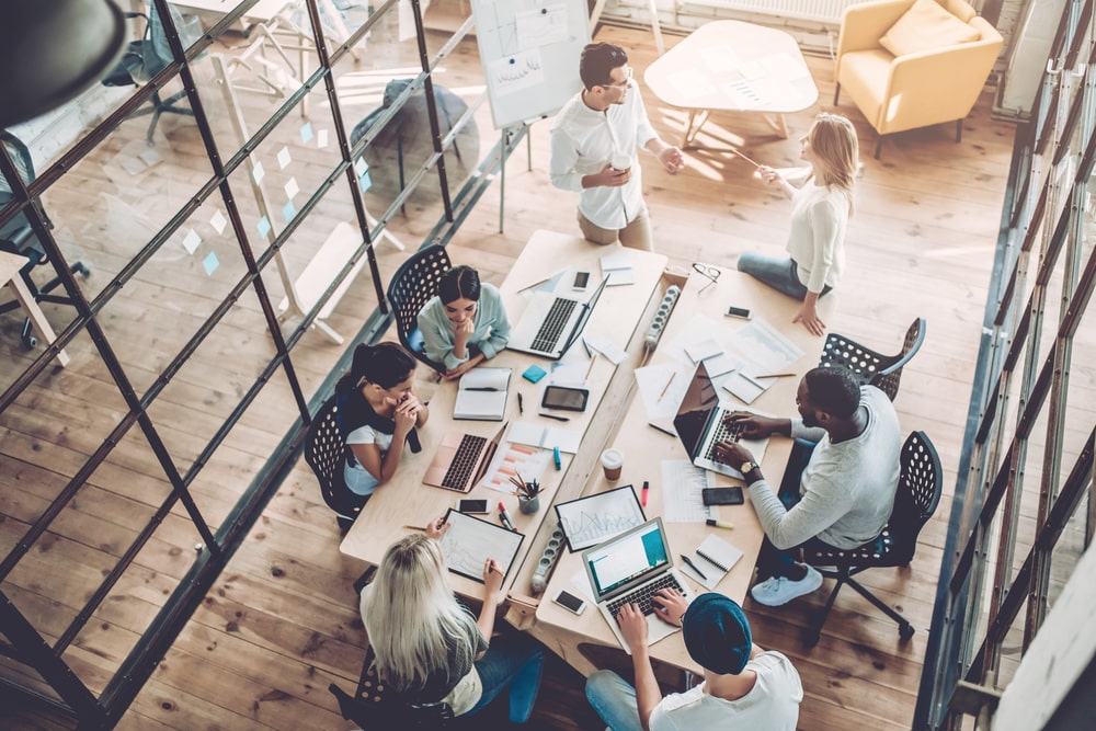 pessoas reunidas trabalhando para ilustrar texto sobre o que é coworking