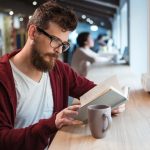 homem lendo livro para ilustrar texto sobre como aprender e não esquecer