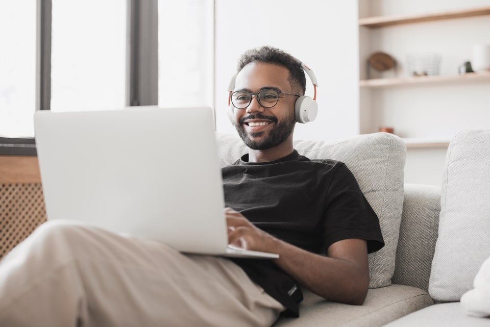 homem com notebook e fone de ouvido para ilustrar texto sobre cursos com 40 horas de duração