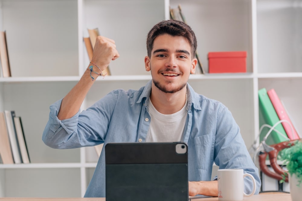 jovem celebrando para ilustrar texto sobre cursos livres para horas complementares