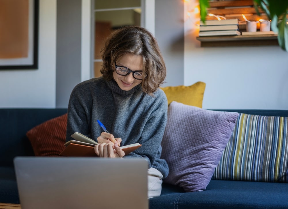 mulher estudando online para ilustrar texto sobre cursos rápidos com certificado