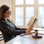 mulher lendo livro para ilustrar texto sobre soft skills para advogados