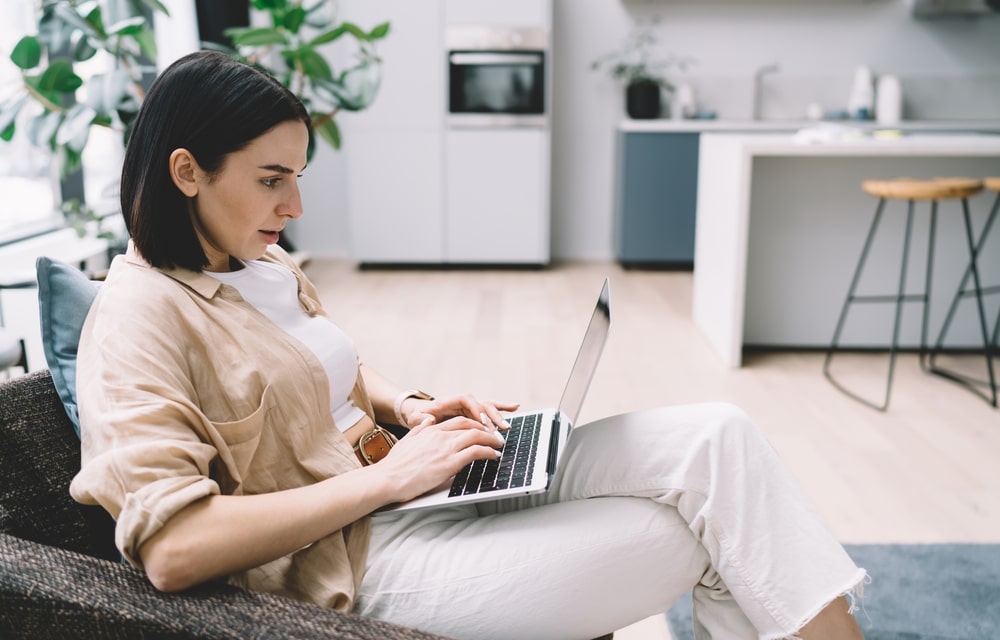 mulher sentada com notebook para ilustrar texto sobre sua carreira não tem tempo a perder