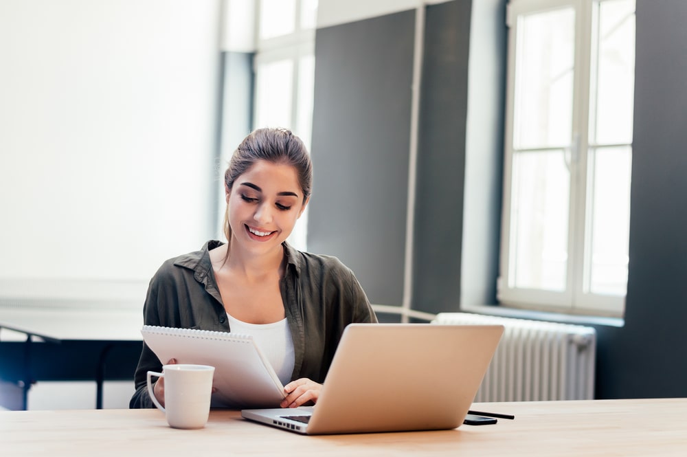 mulher com notebook para ilustrar texto sobre briefing de apresentação