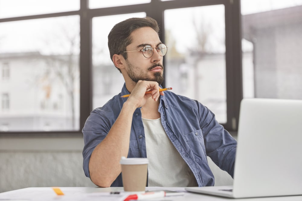 homem com rosto de concentração para ilustrar texto sobre como se manter focado no trabalho