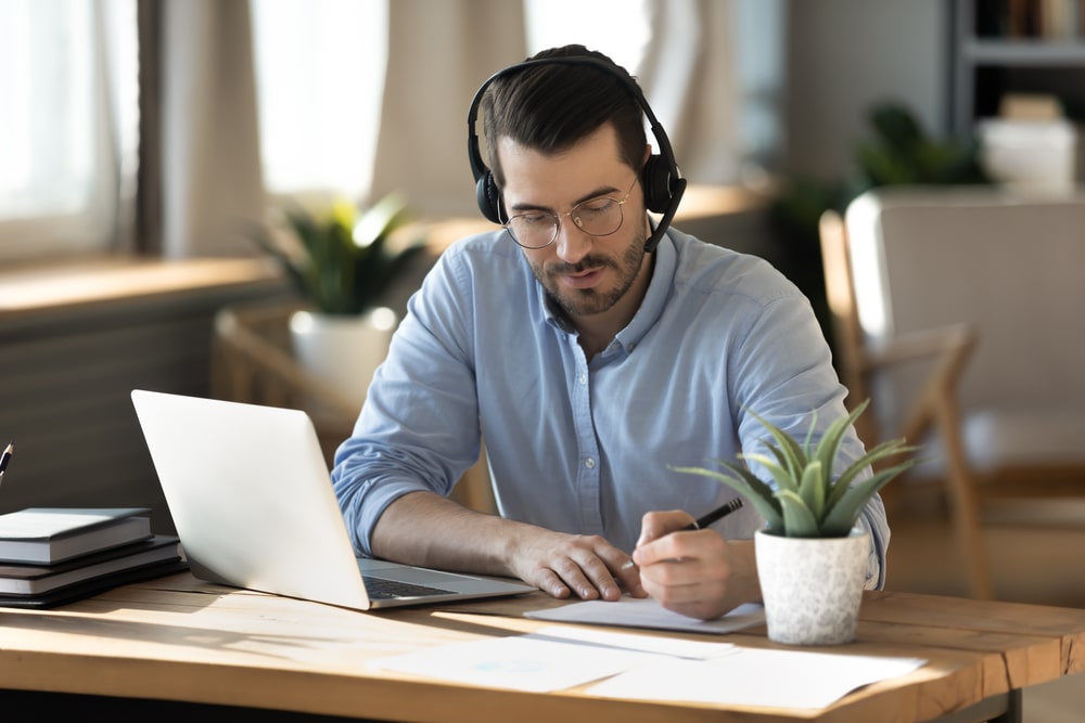 homem com fone de ouvido para ilustrar texto sobre cursos livres a distância