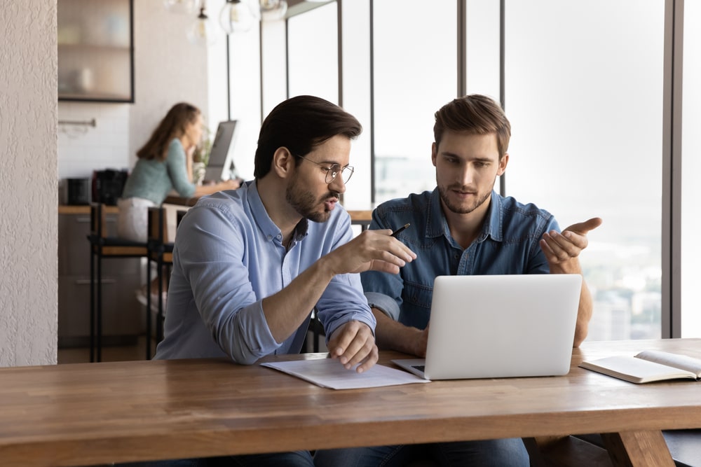 dois homens conversando para ilustrar texto sobre o que é ser prolixo