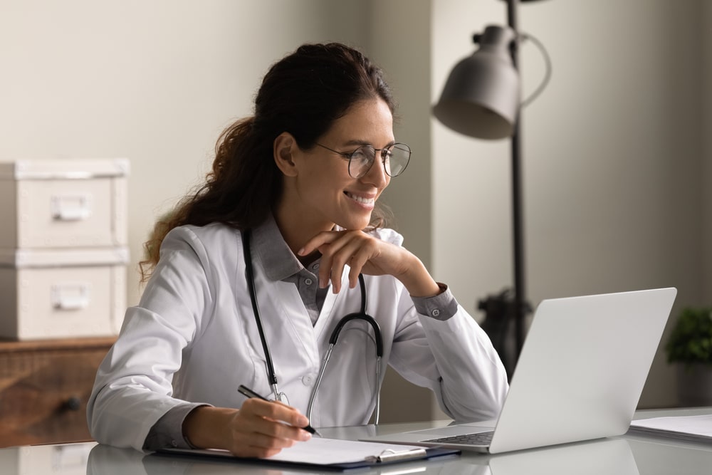 mulher com jaleco para ilustrar texto sobre pós-graduação para médicos