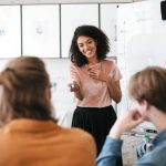 mulher apresentando para ilustrar texto sobre técnicas de apresentação em público