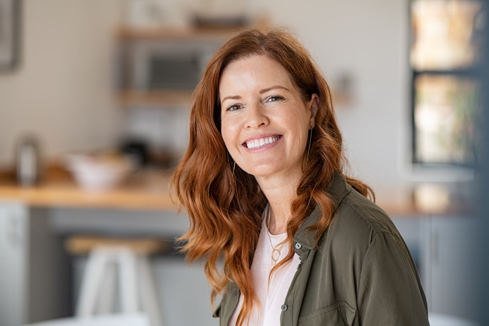 mulher sorrindo para ilustrar texto sobre em busca da sua melhor versão