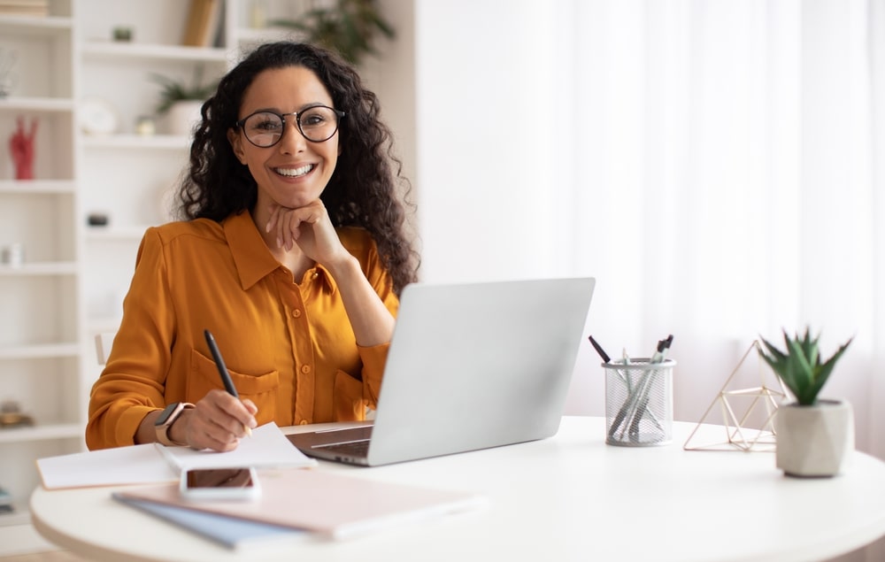 mulher com notebook para ilustrar texto sobre especialização em 4 meses