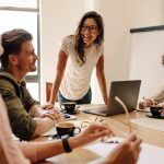 reunião de equipe para ilustrar texto sobre o que falar no primeiro dia de trabalho como líder