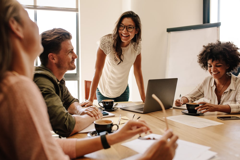 reunião de equipe para ilustrar texto sobre o que falar no primeiro dia de trabalho como líder