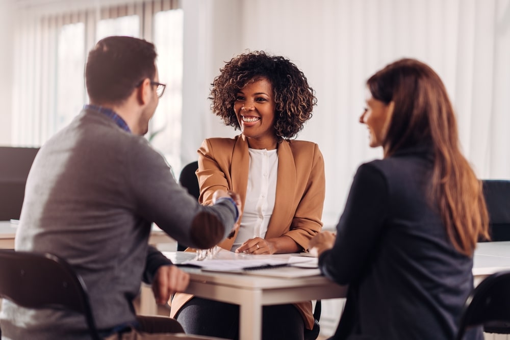 entrevista de emprego para ilustrar texto sobre comunicação com candidatos