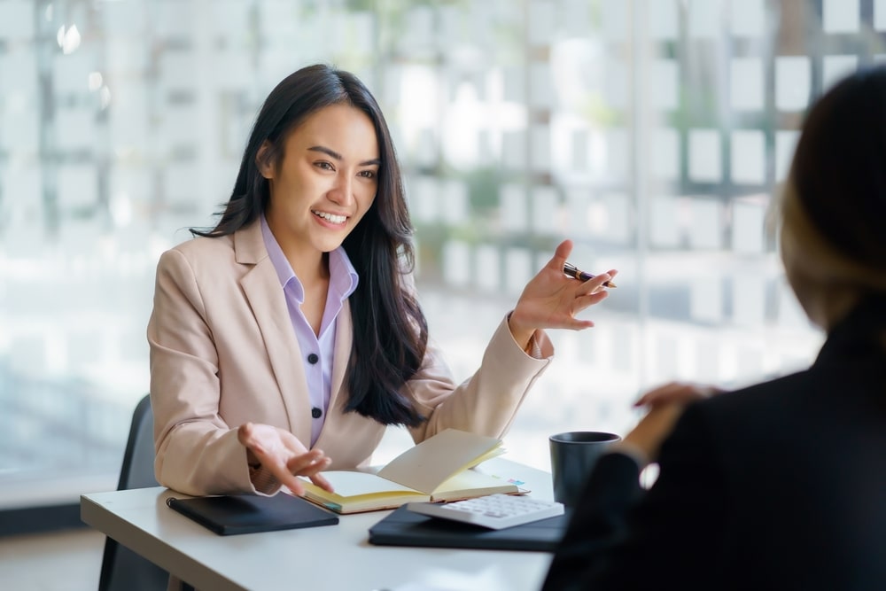 duas mulheres em entrevista para ilustrar texto sobre feedback após entrevista de emprego