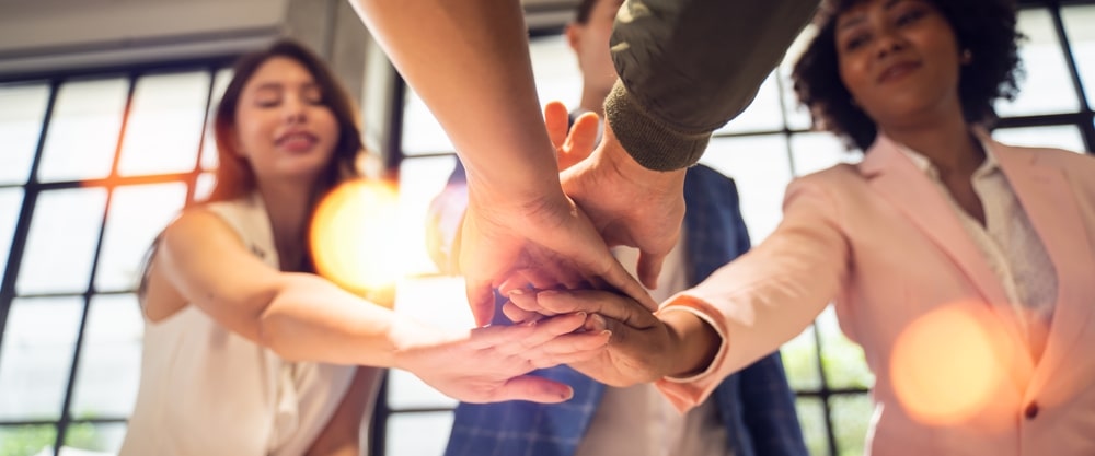 equipe de trabalho unida para ilustrar texto sobre como líder pode motivar sua equipe