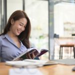 mulher lendo livro para ilustrar texto sobre livros sobre cultura organizacional