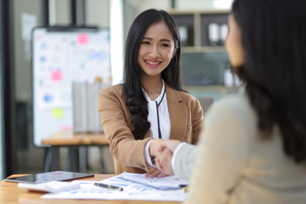 candidata com recrutadora para ilustrar texto sobre o que evitar numa entrevista de emprego