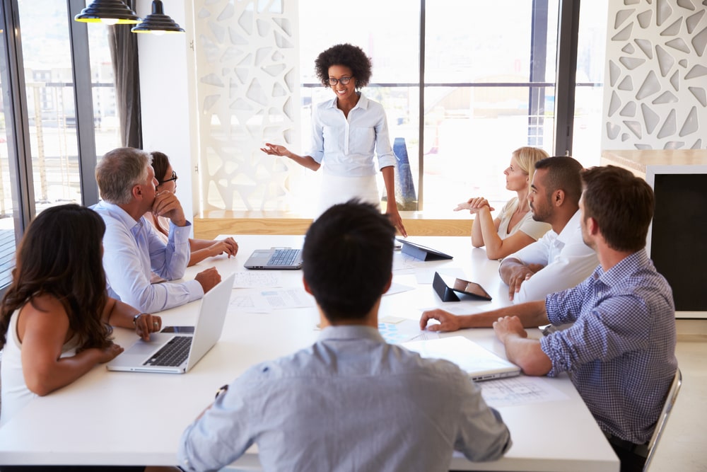 equipe reunida para ilustrar texto sobre apresentar ideias no trabalho