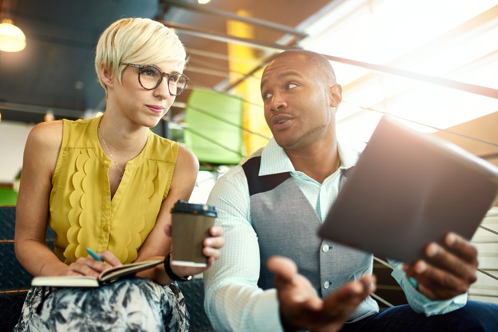 colegas de trabalho conversando para ilustrar texto sobre "não sei, mas posso aprender"