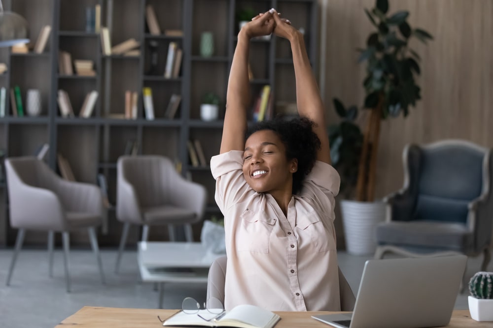 mulher feliz para ilustrar texto sobre programa de bem-estar corporativo