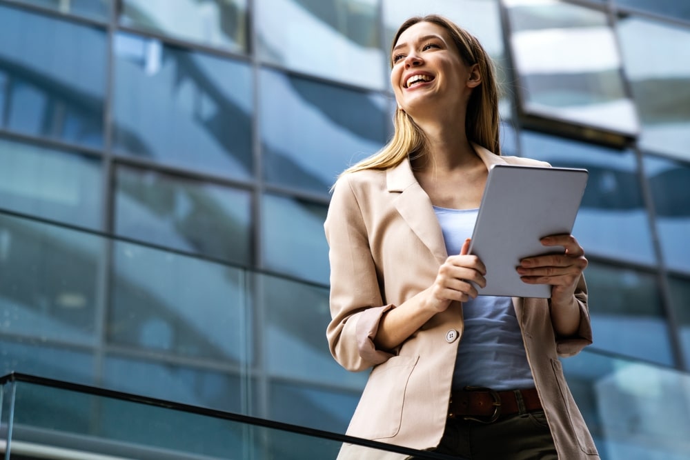 mulher sorrindo para ilustrar texto sobre soft skills para profissionais de sucesso