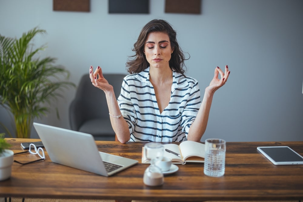 mulher meditando para ilustrar texto sobre como trabalhar em equipe com pessoas difíceis