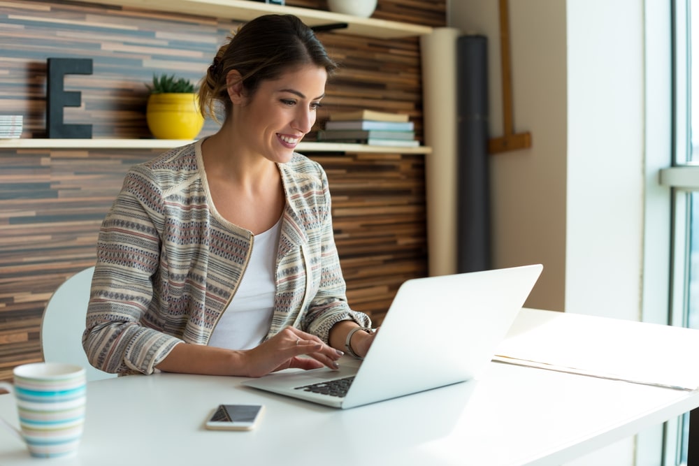 mulher com notebook para ilustrar texto sobre como adicionar cursos livres no LinkedIn