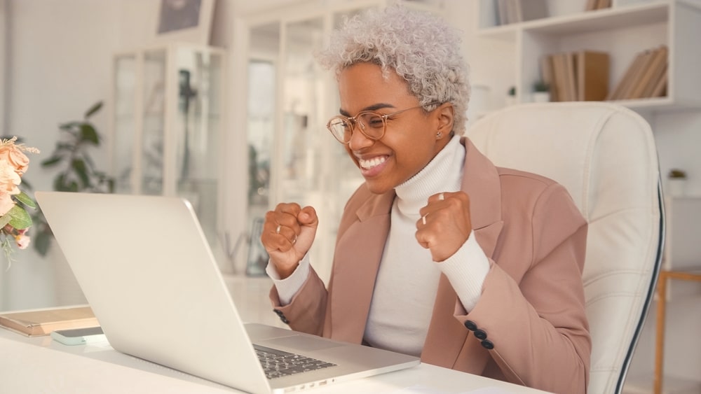 mulher feliz para ilustrar texto sobre como crescer na empresa que trabalho