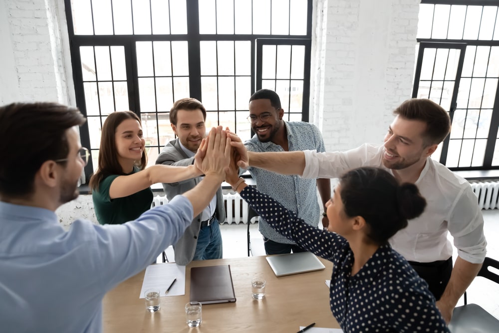 colegas batendo as mãos para ilustrar texto sobre equipe de sucesso