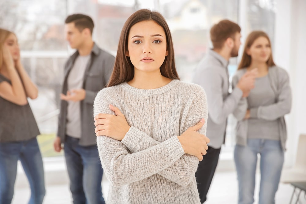 mulher com as mãos na frente do corpo para representar texto sobre fobia social