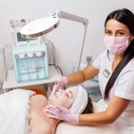 esteticista em atendimento para ilustrar texto sobre onde esteticista pode trabalhar