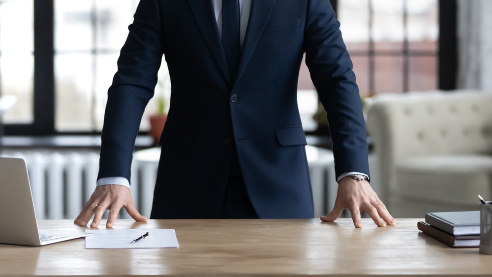 homem de terno para ilustrar texto sobre postura corporal de confiança