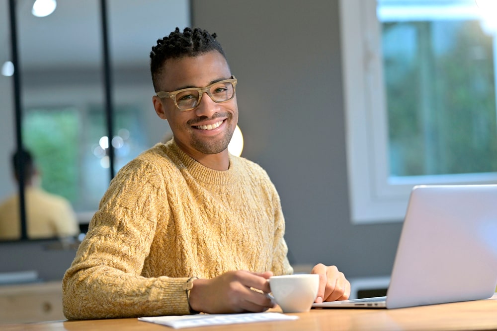 homem com notebook para ilustrar texto sobre como responder um e-mail com resposta positiva de emprego