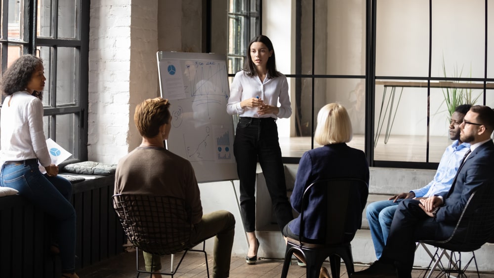 equipe de trabalho reunida para ilustrar texto sobre treinamento empresarial