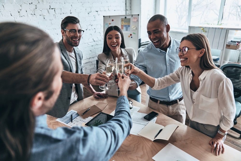 equipe reunida para ilustrar texto sobre confraternização de empresa