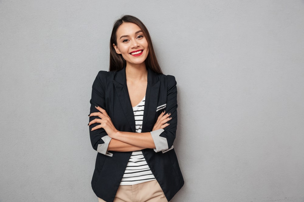 mulher sorrindo para ilustrar texto sobre identidade profissional