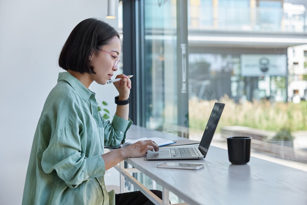 mulher com notebook para ilustrar texto sobre mensagem para nova equipe de trabalho