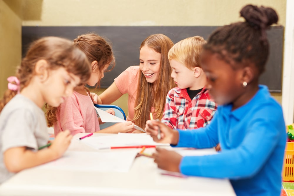 sala de aula com crianças para ilustrar texto sobre pós em Educação Infantil, Alfabetização e Letramento