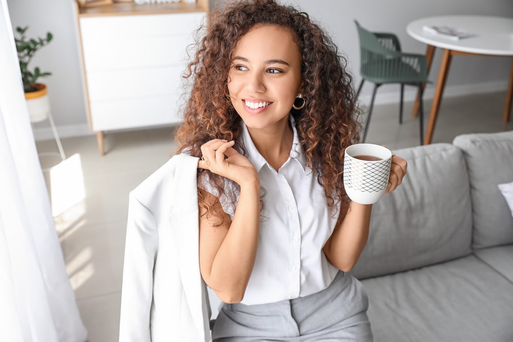 mulher sorrindo para ilustrar texto sobre o que priorizar: vida pessoal ou profissional