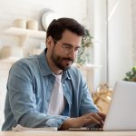 homem digitando notebook para ilustrar texto sobre redes sociais para se candidatar a uma vaga