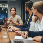 equipe reunida para ilustrar texto sobre comunicação no trabalho em equipe