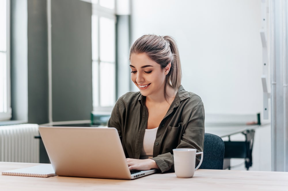 jovem estudando para ilustrar texto sobre dicas para conciliar pós-graduação e trabalho