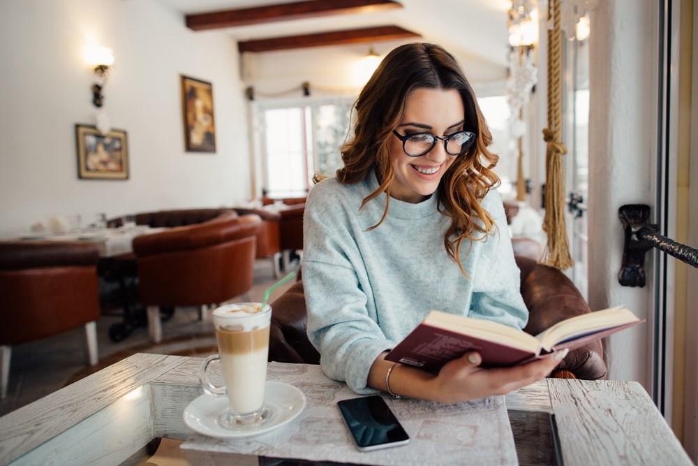 mulher lendo livro para ilustrar texto sobre dicas de leitura para iniciantes