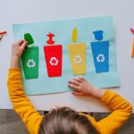 criança fazendo atividade de reciclagem para ilustrar texto sobre educação ambiental nas escolas