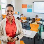 professora em sala de aula para ilustrar texto sobre habilidades para colocar no currículo de professor