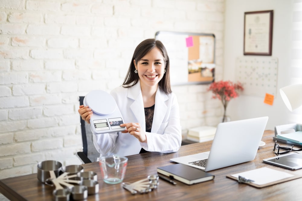 nutricionista segurando balança para ilustrar texto sobre ideias de posts para nutricionista